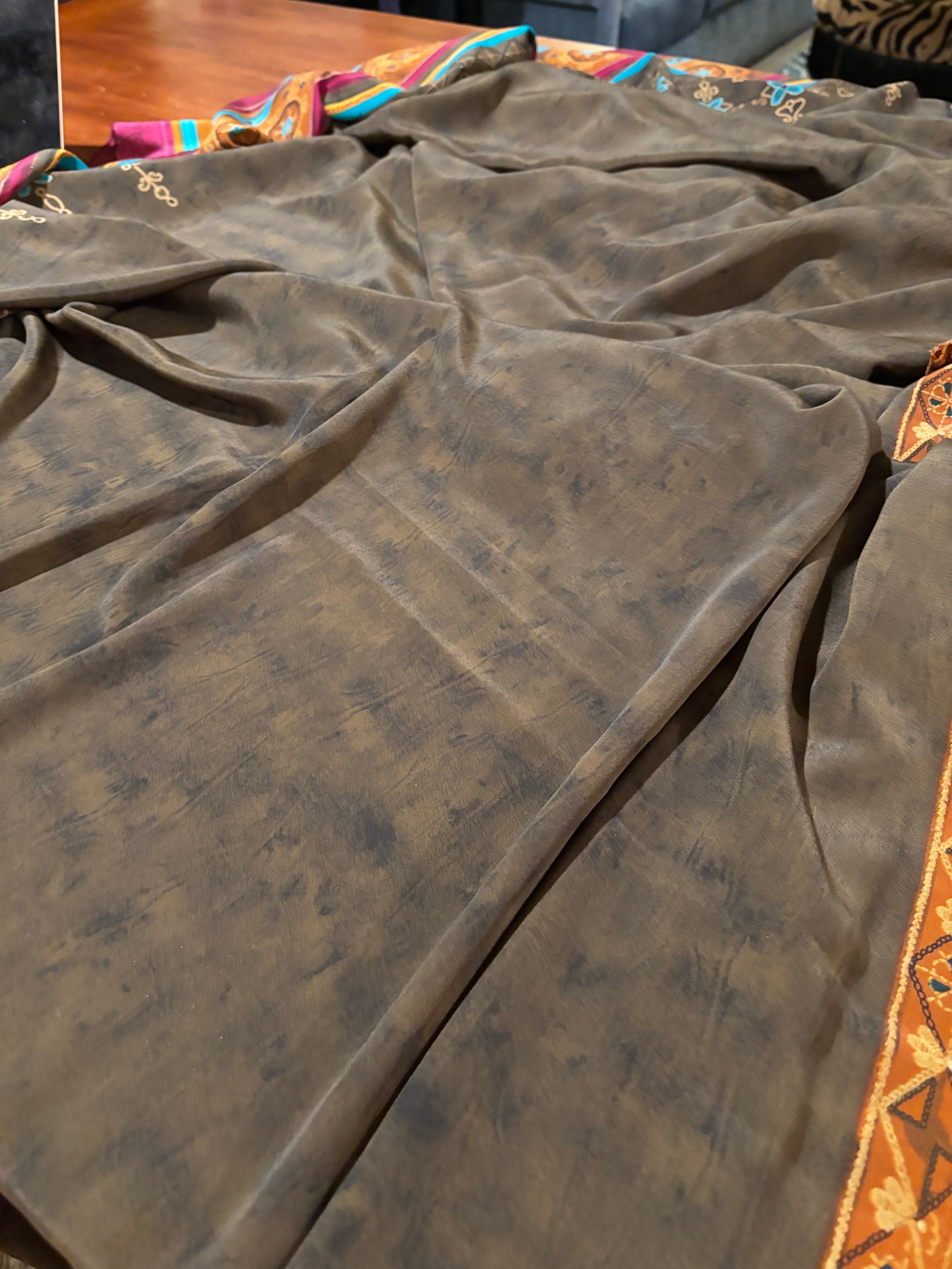 VINTAGE UNIQUE SILKY BORDER PRINT