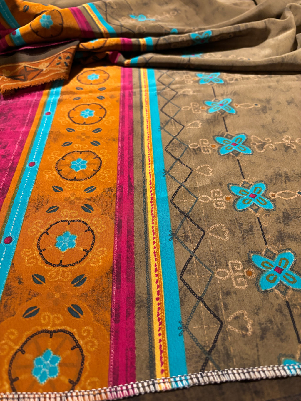 VINTAGE UNIQUE SILKY BORDER PRINT