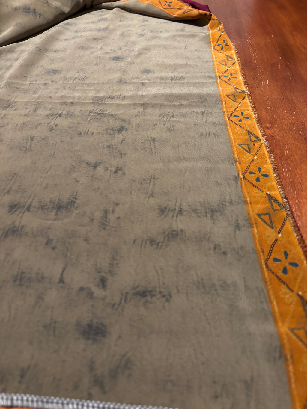 VINTAGE UNIQUE SILKY BORDER PRINT